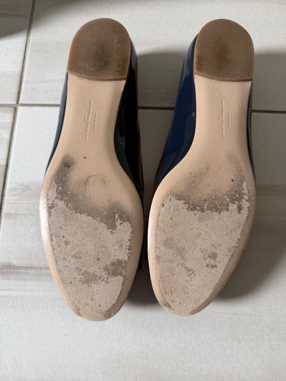 Salvatore Ferragamo Varina Navy Patent Leather Bow Flats - Size 9 B - Picture 3 of 4